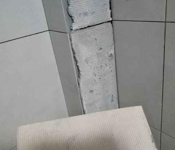 新郑瓷砖空鼓维修公司分享下厨房瓷砖脱落的补救措施。